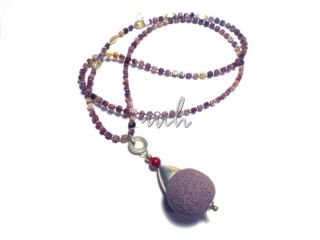 Halskette mit amethystfarbener Lavakugel