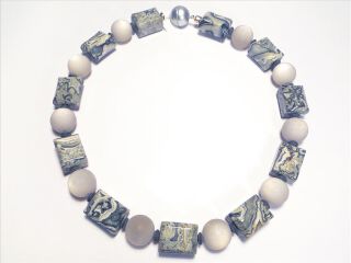 Halskette aus grauen Steinrechtecken 1069