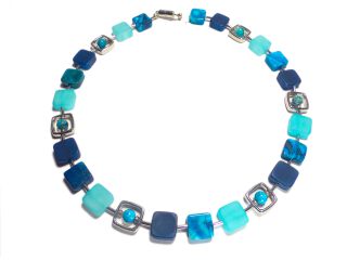 Halskette aus blauen Vierecken (1059)
