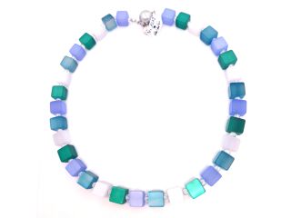 Halskette mit blau-mintgrünfarbenen Würfeln  (1012 e)