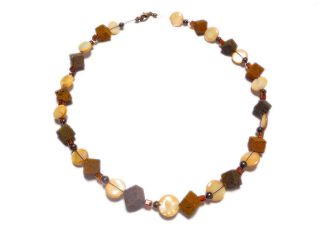 braune Lavawürfel Halskette mit runden, beigen Perlmuttscheiben(0281)
