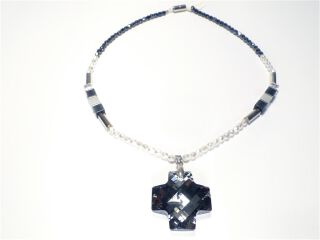 Halskette mit Glasfacettenkreuzanhänger 1028