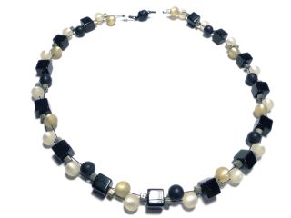 schwarz-weiße Glaswürfel Halskette (0345)