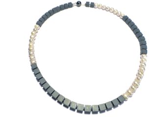 Halskette aus Hämatinwürfeln und Süsswasserperlen (2015)